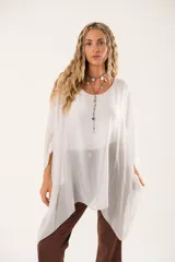 Blusa blanca de gasa oversize con forro y manga murciélago.