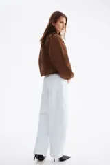 Campera bomber oversized color marrón con cuello elevado fruncido, cierre frontal y mangas raglán con puños elásticos.