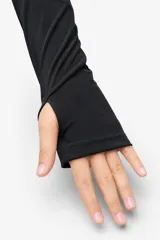 Campera deportiva gris de corte entallado, con cuello alto, cierre frontal completo y mangas largas con ojal para el pulgar.