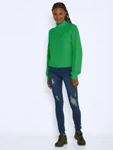 Sweater tejido de punto grueso con cuello alto, mangas largas raglán y puños acanalados. Presenta un diseño de calce holgado y textura acanalada.