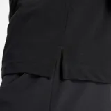 Remera deportiva New Balance color negro, de manga corta, con cuello redondo y logo blanco estampado en el pecho.