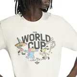 Remera de algodón color crema con cuello redondo y manga corta. Estampado frontal con el texto "FIFA WORLD CUP" y gráficos animados de personajes de fútbol.