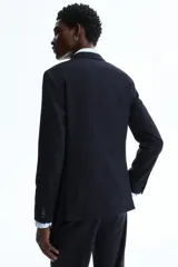 Blazer slim fit negro de botonadura sencilla, con solapas de muesca finas, bolsillos con solapa y abertura doble en la parte trasera.