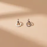 Aros tipo argolla de plata 925 con diseño de doble círculo entrelazado.