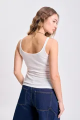 Musculosa blanca de breteles finos y corte ajustado.