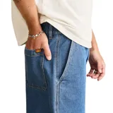 Bermuda de jean azul con corte recto y bolsillos laterales.