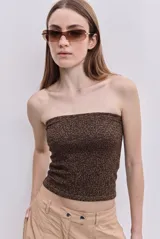 Top strapless blanco de calce ajustado, con escote recto y diseño minimalista.