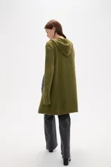 Saco largo de punto con capucha, diseño holgado y bolsillos frontales.
