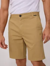 Bermuda color verde oliva, de corte recto y largo a la rodilla. Confeccionada en tejido de algodón y elastano.