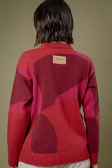 Buzo de punto con diseño abstracto que simula un paisaje, cuello redondo y mangas largas. Confeccionado en lana, presenta una combinación de colores en tonos beige, celeste y gris.