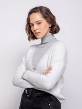 Cardigan corto de tejido tramado, con escote en V, cierre frontal con botones a tono y mangas largas con puños ajustados.