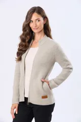 Campera tejida de abrigo color beige, con cierre frontal, cuello alto y bolsillos laterales.