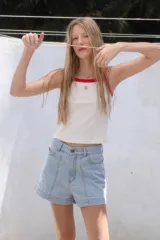 Short de denim celeste, de tiro medio y corte holgado.