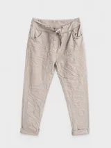 Pantalón de corte capri con efecto arrugado, cintura elástica con lazo ajustable, bolsillos laterales y dobladillo en los tobillos.