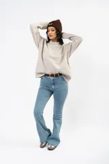 Sweater de punto en color beige, con cuello redondo y diseño de calce relajado. Presenta puños y ruedo acanalados.