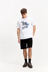 Remera blanca de manga corta con estampa abstracta y tipográfica en el frente.