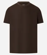 Remera masculina de manga corta, cuello redondo y color marrón oscuro, confeccionada en tejido acanalado de poliéster y algodón.