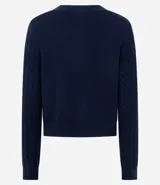 Cárdigan de punto trenzado color marrón, con cuello redondo, manga larga y cierre frontal con botones metálicos. Presenta puños y ruedo acanalados.