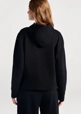 Campera con capucha y cierre frontal completo, de diseño liso y corte estándar, con bolsillos laterales.