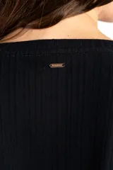 Remera de corte oversize, confeccionada en tejido de viscosa con textura acanalada, de color negro, con mangas cortas y cuello redondo.