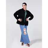 Campera tipo sobrecamisa de jean en color naranja, con corte oversize, cuello italiano, cierre frontal con botones metálicos y ruedo deshilachado. Cuenta con bolsillos frontales con solapa y mangas largas.