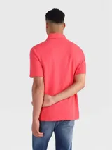 Chomba roja de piqué slub de algodón, con cuello con cremallera, mangas cortas y logo CK bordado en el pecho.