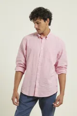 Camisa de manga larga confeccionada en una mezcla de algodón y lino, con cuello abotonado, cierre frontal de botones y un bolsillo en el pecho.