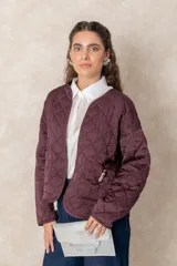 Campera corta capitoneada de color bordó, con diseño acolchado, cuello redondo, cierre frontal abierto y dos bolsillos delanteros con detalle de broche decorativo.