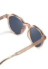Lentes de sol redondos color champagne con lentes grises. Fabricados con acetato biodegradable y lentes de PMMA reciclado.