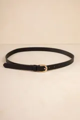 Cinturón negro de cuero sintético con hebilla dorada texturizada.