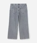 Pantalón de jean modelo wide leg color gris, con cintura tradicional, bolsillos funcionales y detalle de aplicaciones de brillos en la parte superior.