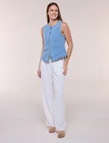 Chaleco de denim azul con silueta entallada, escote redondo cerrado, hilera de botones metálicos frontales y costuras anatómicas.