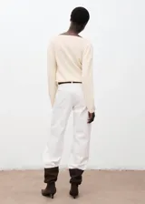 Jersey de punto de grosor medio, color crudo, con cuello drapeado y manga larga. Presenta un diseño recto y holgado.