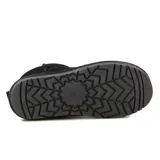 Pantubota de caña baja confeccionada en cuero gamuzado resistente al agua, con interior forrado y suela de goma dentada.
