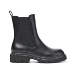 Bota tipo Chelsea de caña media en color negro, con paneles laterales elásticos, punta redondeada y suela chunky de goma con plataforma.