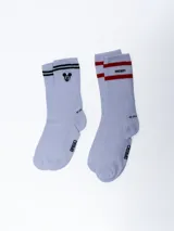 Pack de dos pares de medias deportivas blancas con rayas horizontales negras y rojas en la parte superior. Un par tiene la palabra "Mickey" en negro y el otro el logo de Disney.