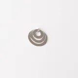 Dije de plata 925 compuesto por tres aros concéntricos de diferentes tamaños que se entrelazan.