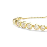 Pulsera dorada con cristales blancos redondos engarzados en bisel.