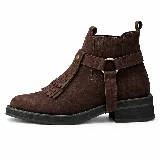 Botinetas de gamuza color marrón oscuro con detalle de flecos en el empeine y correa con tachas metálicas doradas. Poseen suela plana y diseño de caña baja.