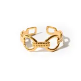 Anillo dorado ajustable de acero enchapado en oro con diseño de eslabones calados.