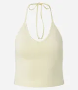 Top cropped de algodón color amarillo pálido, con escote en V pronunciado y tirantes finos que se atan en la nuca (estilo halter). El tejido es acanalado.