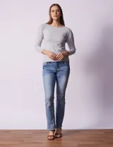 Buzo tejido en hilado fino color blanco, marca Vila Milano. Manga ¾ con pliegue en hombro.