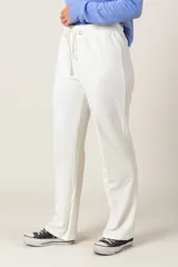 Pantalón de jogging negro, de corte recto y cintura alta con cordón ajustable.