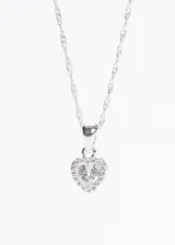 Cadena plateada con dije de corazón con circonia blanca.