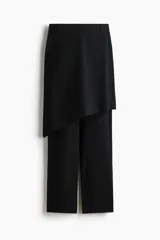 Pantalón recto de color negro con pollera mini superpuesta de corte asimétrico y cierre oculto lateral.