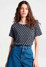 Blusa de manga corta color azul marino con diseño de finas rayas verticales blancas, escote redondo y corte holgado.