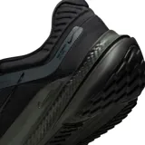 Championes de running Nike Quest 5, color negro con entresuela blanca. Presentan un diseño de malla transpirable, cierre con cordones y el logo de la marca en el lateral.