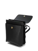 Mochila de ecocuero con textura tipo saffiano, diseño estructurado con solapa frontal y cierre de cremallera. Incluye asa superior y correas ajustables.
