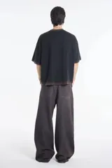 Remera negra de corte cuadrado con cuello redondo y mangas cortas. Estampado frontal con la palabra "Bestia" en tipografía gótica color marrón.