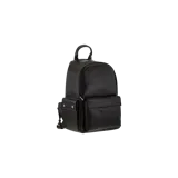Mochila de cuero negro Brunello Cucinelli con diseño texturizado, bolsillo frontal con cierre y asa superior.